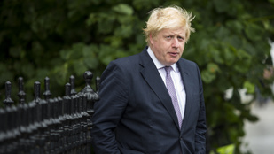 Boris Johnsonnak öltöztek, és a brit miniszterelnöki hivatal előtt buliztak