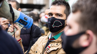 „Nem tudnak lejönni a szerről az oltottak” – tüntetést tartott a Mi Hazánk Budapesten