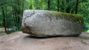 Bárki képes megemelni ezt a 137 tonnás sziklát