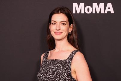 Anne Hathaway dögös miniruhában pózolt: szétlájkolták a fotóját az Instán