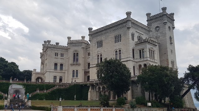 Miramare: egy elátkozott kastély