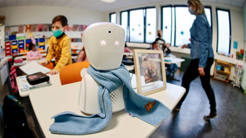 Robotként jár iskolába egy német kisfiú