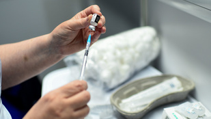 Újabb mellékhatásra figyelmeztetnek két vakcinánál - Koronavírus a világban ? az Index keddi hírösszefoglalója