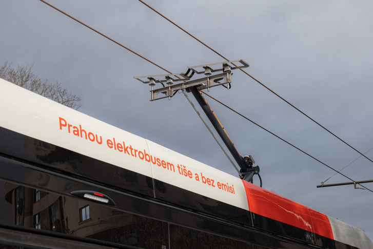 A busz tetején lévő áramszedő a meglévő troli vagy villamoshálózathoz csatlakozik, és trolibuszként közlekedik…