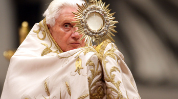 Tudott a gyermekmolesztálásról a korábbi pápa, mégsem tett ellene