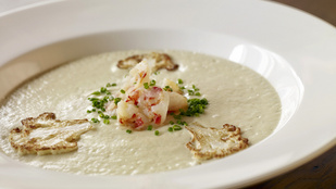 A te családod is szereti a leveseket? Michelin-csillagos szakácsok osztották meg kedvenc téli receptjeiket, mutatjuk!