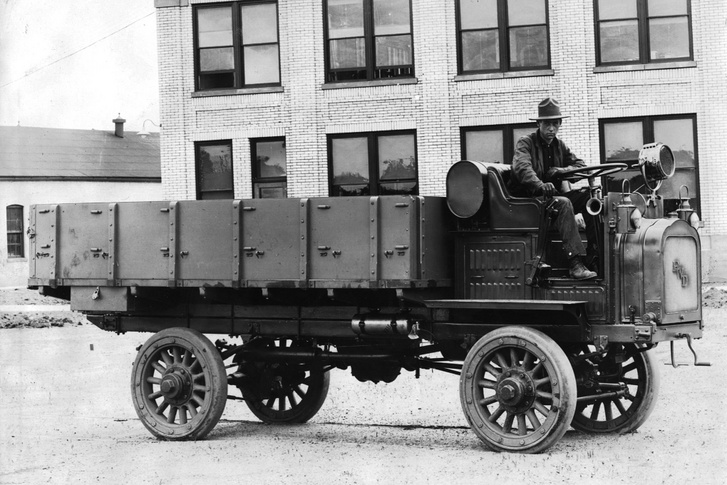 Teherautóknál már az első világháború alatt megjelent az összkerékhajtás. Az amerikai gyártású jármű közepénél jól látszik az osztómű