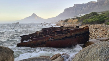 Vihar vetett partra egy hajóroncsot Dél-Afrikában