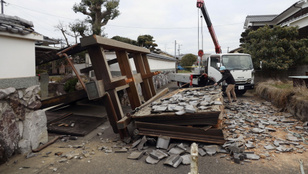 Több épület is összeomlott a japán földrengésben
