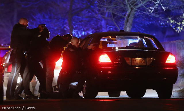 A bostoni rendőrség hajtóvadászatot indított a maratonnál elkövetett merénylet gyanúsítottjai ellen. A két gyanúsított egy elrabolt terepjáróval menekült, miután lövöldözés volt az egyik egyetemi kampuszon, amiben egy rendőr meghalt.
