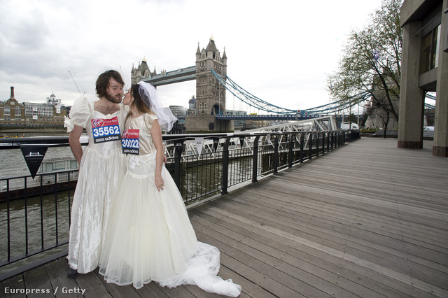 Sophie McCorry-Day és Toby McCorry a menyasszonyi ruhás maratonfutásra készül