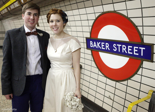 Eliot Maunder és Emily Drabek kimondták az igent, szállnak is fel a lakodalmi metróra