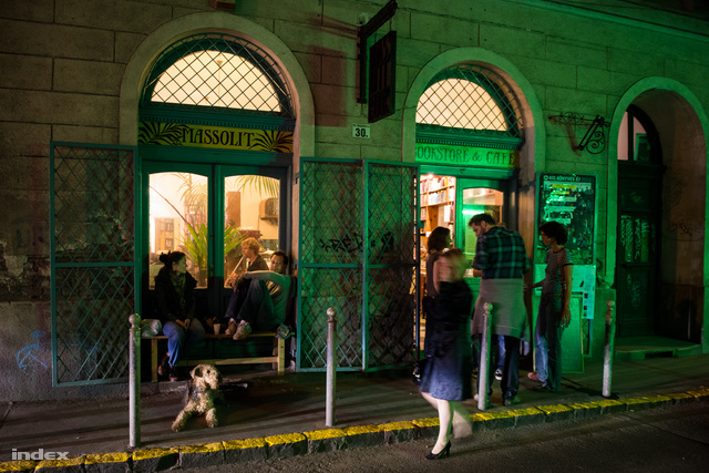 Kevesen tudják, hogy a Nagy Dióa utcai Massolit könyves kávéház apró szobáiból a belváros legnagyobb zöld udvarára nyílik teraszajtó.