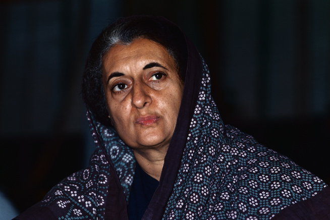 Melyik évben lett merénylet áldozata Indira Gandhi indiai miniszterelnök?