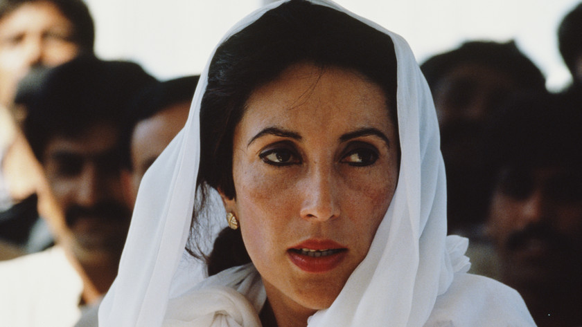 Hány évet töltött szülőhazájától távol száműzetésben Benazír Bhutto pakisztáni miniszterelnök?