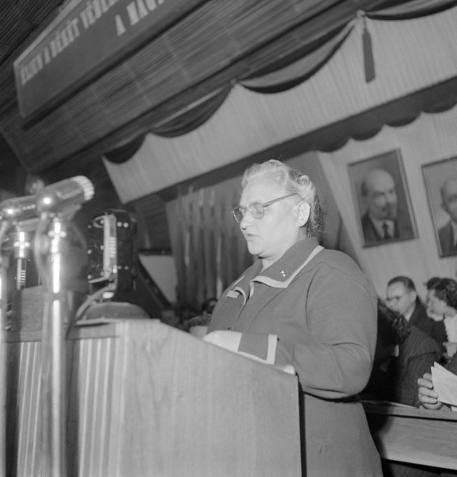 Milyen tisztséget töltött be a kommunista magyar kormányban 1950 és 1953 között Ratkó Anna?