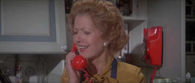 Melyik James Bond-filmben hívja fel a 007-es ügynököt telefonon Thatcher miniszterelnök asszony?