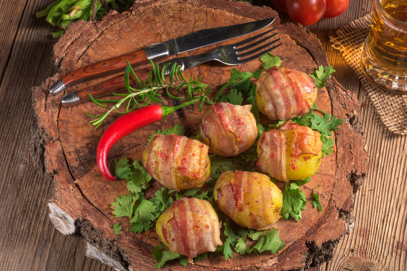 A 8 legfinomabb, baconbe tekert fogás: zöldséget, krumplit és sokféle húst is készíthetsz így