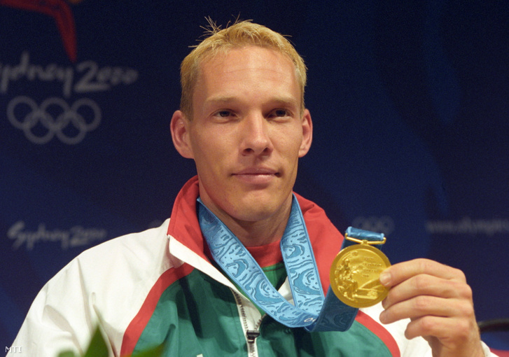 A férfi tornászok szerenkénti döntőjének gyűrű versenyén győztes magyar Csollány Szilveszter az aranyérmét mutatja a Sydneyi Nyári Olimpiai Játékokon 2000. szeptember 24-én.