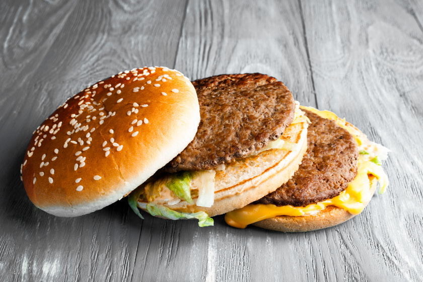 Varázsold az otthonodba a gyorséttermi élményt: így készül a dupla burger