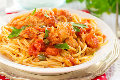 Isteni tonhalas-paradicsomos spagetti olasz fűszerekkel: 30 perc alatt kész