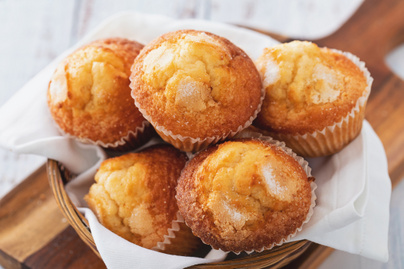 Szuperegyszerű joghurtos bögrés muffin puha tésztából: az alapreceptet kedvedre variálhatod