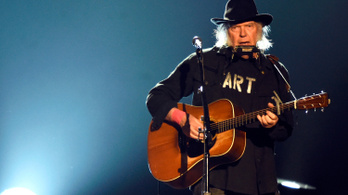 Neil Young leszedette az összes dalát a Spotify Doktor Gődénye miatt