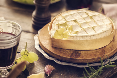 Sütőben sült camembert villámgyorsan: az olvadt sajtot friss bagettel kínáld