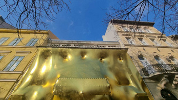 Aranyszínű latexbe burkolták a Dreher-palotát