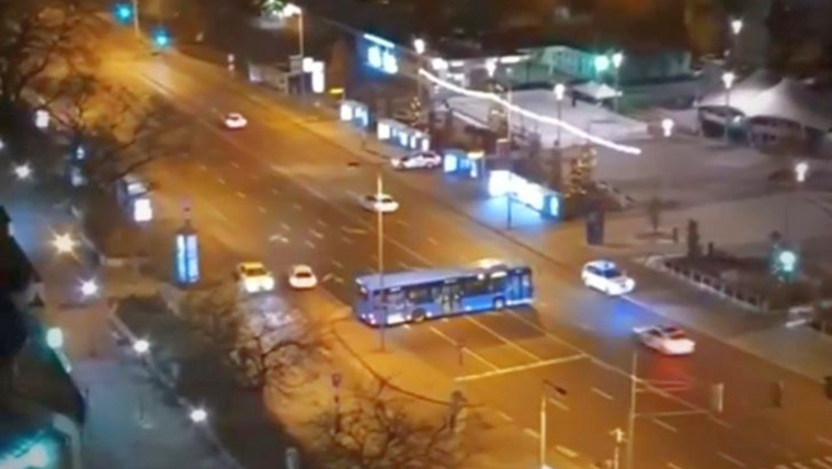 Tucatnyi rendőrautóval és BKK-busszal próbálták megfékezni a 16 éves ámokfutót