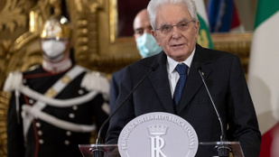 Az olasz államfő távozna, de a parlament nem tud megegyezni, ezért maradásra kérik