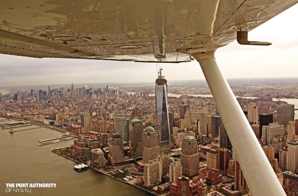 Így áll az építkezés most, 2013. áprilisában, 102 elkészült emelettel. Az új WTC ugyanúgy kiemelkedik Manhattan látéképéből, mint azelőtt az ikertornyok.
