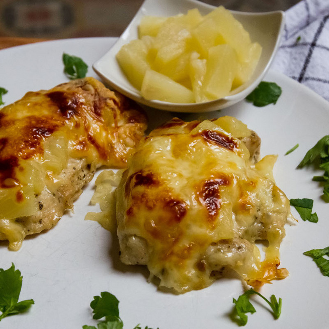 Szaftos csirkemell ananásszal és sajttal sütve – Így biztosan nem szárad ki a hús