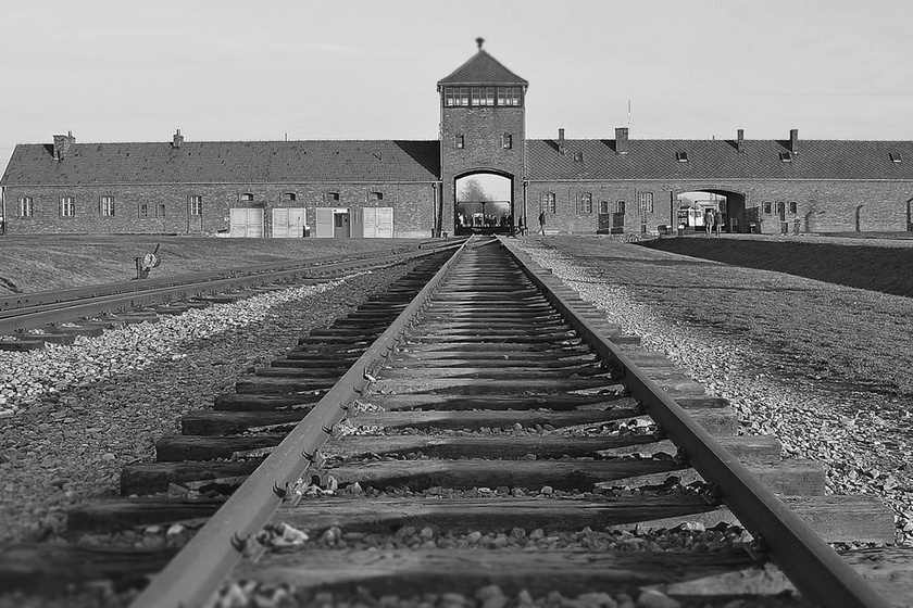 Csupán ez a 4 kép van a világon, amit egy rab készített Auschwitzban: egy üres fogkrémes tubusban csempészték ki őket