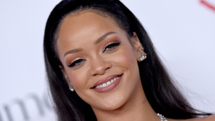 Első gyermekét hordja a szíve alatt Rihanna - így tudatta az örömhírt