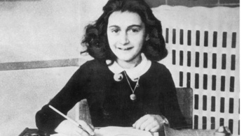 Elhalasztják az Anne Frank feltételezett elárulójáról szóló könyv második kiadását