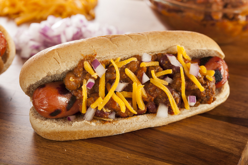 Amerikai chilis hot dog: csípős, darált húsos ragu kerül a kiflibe
