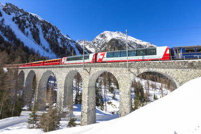 Gyönyörű alpesi tájakon robog a Gleccser expressz: sokak bakancslistáján szerepel a 8 órás vonatút