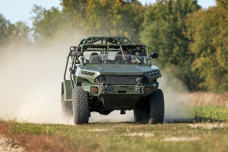 Az All-Electric Military Concept Vehicle számokban nem túl erős: a GM eCrate hatjásrendszer 200 lóerős, akkuja 60 kWh-s, reálisan 170 km-t tudott megtenni