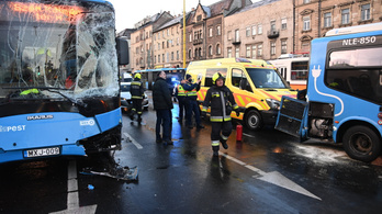 Két busz és két autó ütközött Budapesten, óriási a torlódás