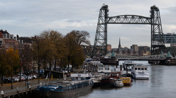 Szétszednek egy hidat Rotterdamban, hogy kifuthasson az Amazon vezér új jachtja