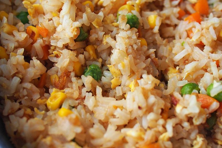 Isteni sült rizs tojással és zöldségekkel: szójaszósztól lesz igazán finom