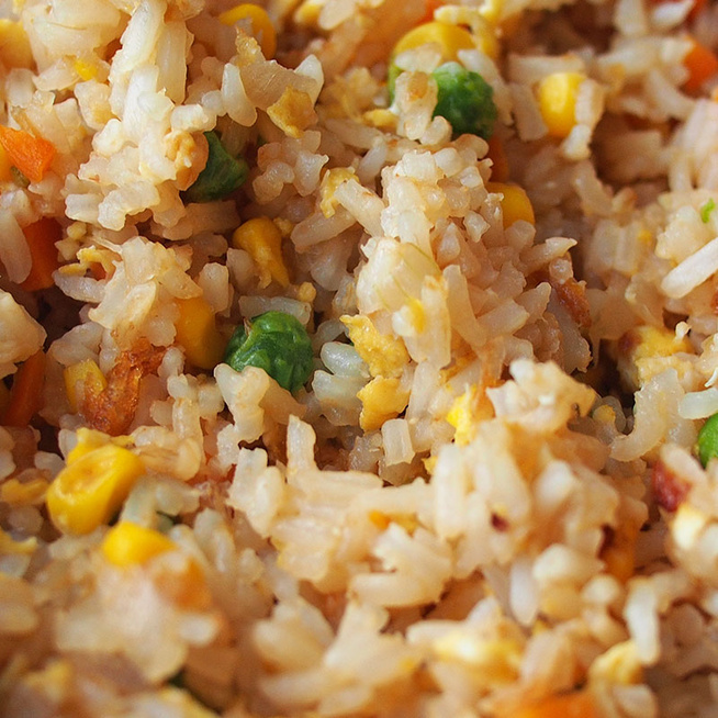 Isteni sült rizs tojással és zöldségekkel: szójaszósztól lesz igazán finom