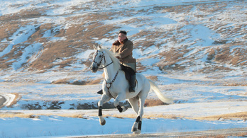 Kim Dzsongun fehér lovon vágtat egy új filmben