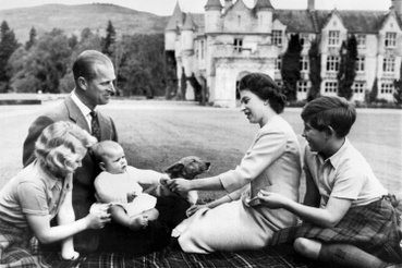 II. Erzsébet királynő és Fülöp herceg gyermekeikkel 1960-ban. A képen Károly walesi herceg (j), Anna brit királyi hercegnő (b) és 
                        András yorki herceg