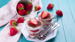Valentin-napi desszertet keresel? Készíts epres-mandulalikőrös tiramisut pohárban!