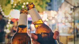 Kék színű sört dobtak piacra, nagy sikernek örvend – Ön megkóstolná?