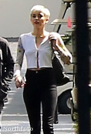Miley Cyrus anyjával, Tish Cyrussal együtt ment egy Los Angeles-i stúdióba, hogy Larry Rudolphhal beszéljenek.