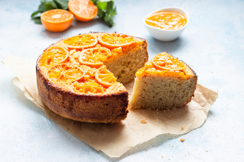 Pillekönnyű narancsos fordított torta kevert tésztából: könnyen elkészíthető és nagyon mutatós