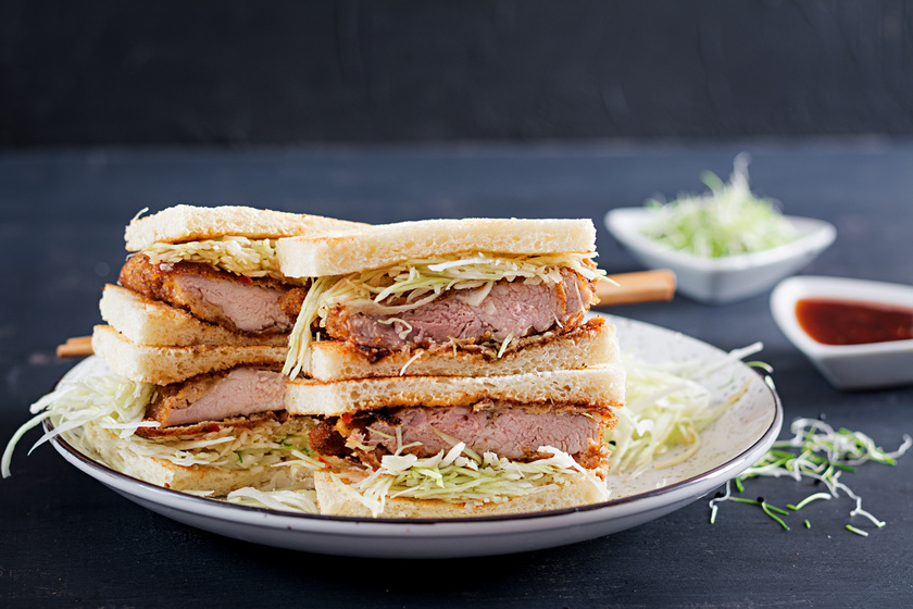 Izgalmas street food Japánból: pankomorzsába forgatott hús kerül a szendvicsbe